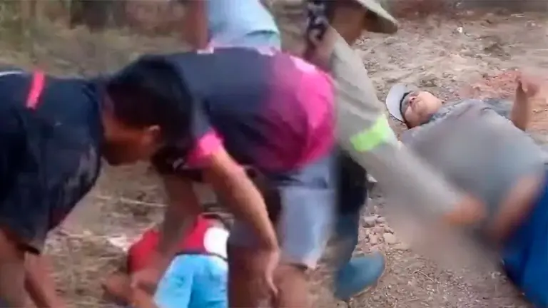 Vecinos al momento de socorrer a los heridos de bala tras el tiroteo contra ciudadanos bolivianos en la localidad Gonz&aacute;les Cat&aacute;n en Argentina. CAPTURA DE PANTALLA