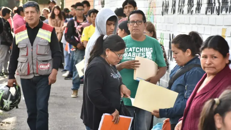 Filas para la inscripci&oacute;n de estudiantes, en la unidad  educativa Venezuela. DICO SOL&Iacute;S