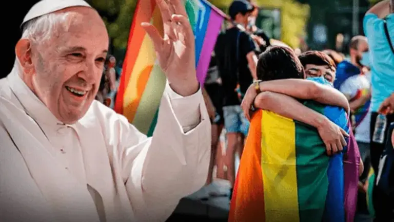 El Papa Francisco (i) y una pareja del colectivo LGBT, en una marcha. PERI&Oacute;DICO REGI&Oacute;N CENTRO