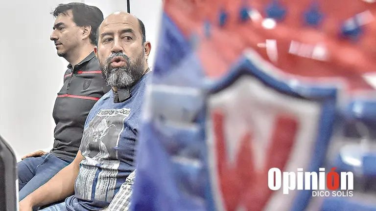 Omar Mustaf&aacute; (c), titular aviador, brinda declaraciones ante los medios, durante una conferencia de prensa./ DICO SOL&Iacute;S
