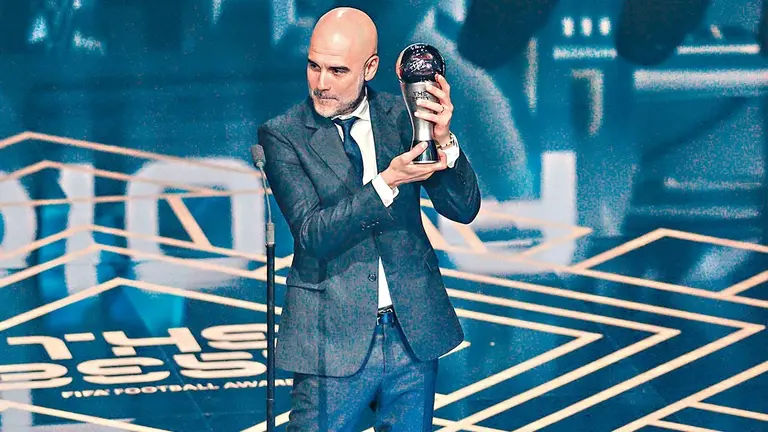 Momento exacto en que Pep Guardiola recibe el premio FIFA al mejor DT de 2023./ INSTAGRAM MANCITY