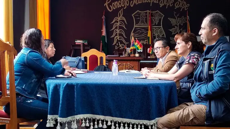 El defensor del Pueblo, Pedro Callisaya, sostiene reuni&oacute;n con las concejalas Jhovana Beltr&aacute;n Huaranca y Eva Rodr&iacute;guez Carrasco. Foto: Defensor&iacute;a de Pueblo