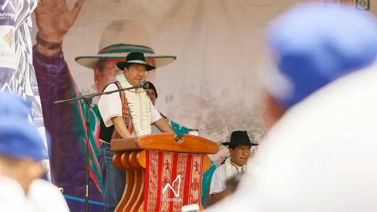 El presidente del Estado Luis Arce en Cliza, Cochabamba, en el acto de entrega de viviendas y un canal de riego. LUCHO ARCE