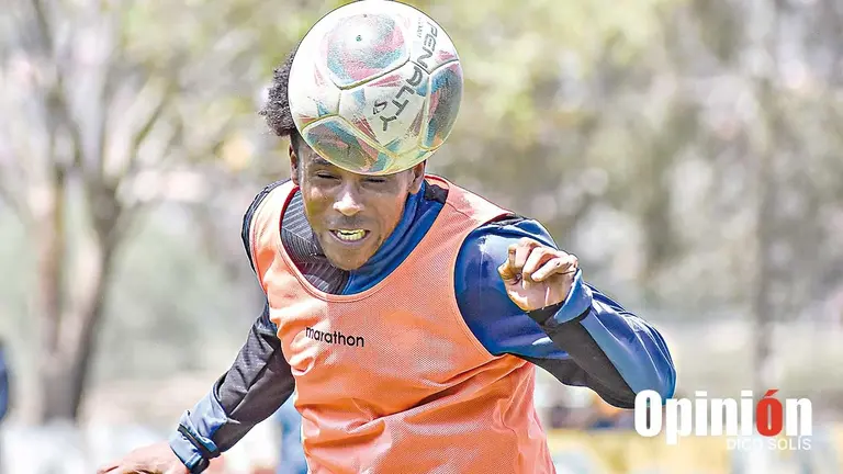 Ramiro Ballivi&aacute;n impacta un bal&oacute;n con la cabeza, durante una pr&aacute;ctica celeste./ DICO SOL&Iacute;S