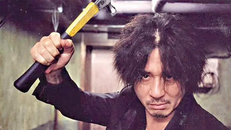 Choi Min-sik en su papel m&aacute;s c&eacute;lebre en 'Oldboy', de Park Chan-wook./  RRSS