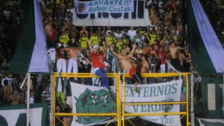 Hinchas de Oriente Petrolero, en el estadio Ram&oacute;n Aguilera Costas.   DaleooO Con Tonelli