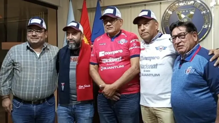 Autoridades de la UMSS y del Club  Wilstermann, durante la firma de acuerdo./ TIEMPO UNIVERSITARIO