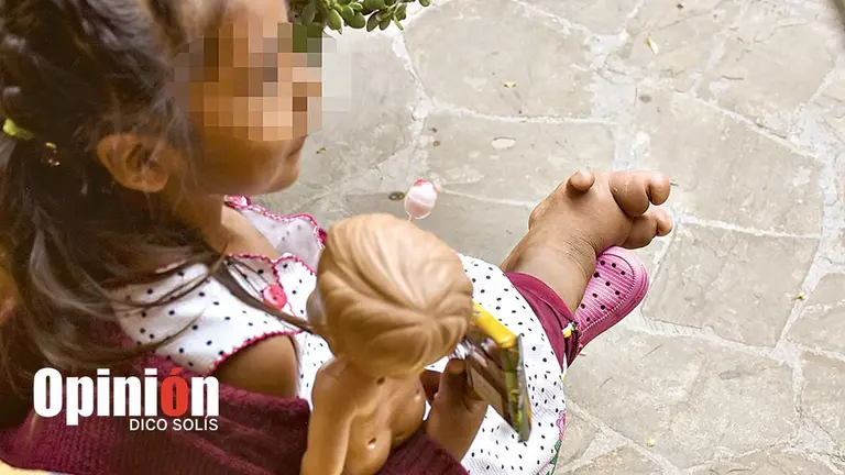 La ni&ntilde;a Leyla muestra su pie afectado por la elefantiasis./ DICO SOL&Iacute;S