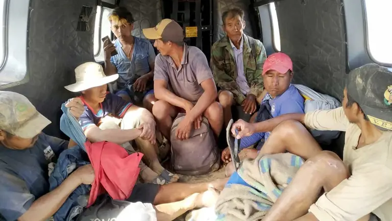 Unas personas evacuadas por los equipos de rescate./ VICEMINISTERIO DE DEFENSA CIVIL