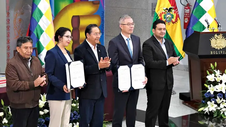 Los mandatarios bolivianos y los representantes del consorcio, tras la firma del convenio./ ABI