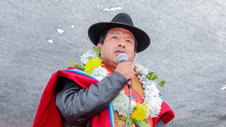 El gobernador pace&ntilde;o, Santos Quispe, en una aparici&oacute;n ante la poblaci&oacute;n local. PRENSA GOBERNACI&Oacute;N DE LA PAZ