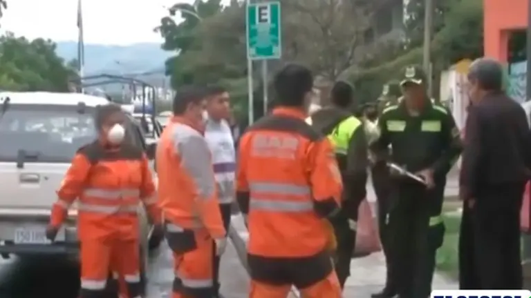 Bomberos y polic&iacute;as en el lugar del hecho la ma&ntilde;ana de este viernes. CAPTURA DE PANTALLA