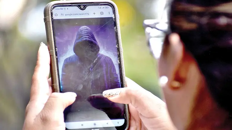 Una mujer usa su celular./ DICO SOLÍS