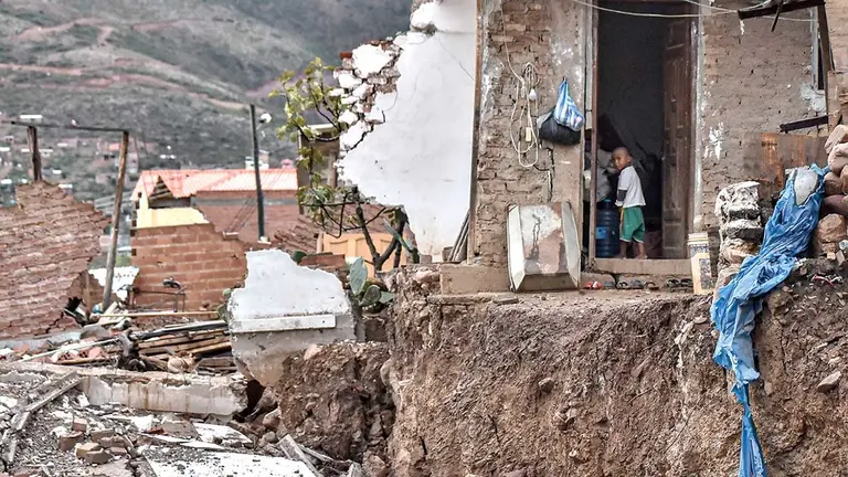 Un niño ingresa a una vivienda anegada en Takoloma./ DICO SOLÍS