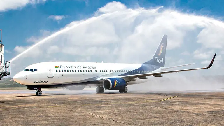 Un avi&oacute;n de BOA en una pista en un aeropuerto nacional./  BOA