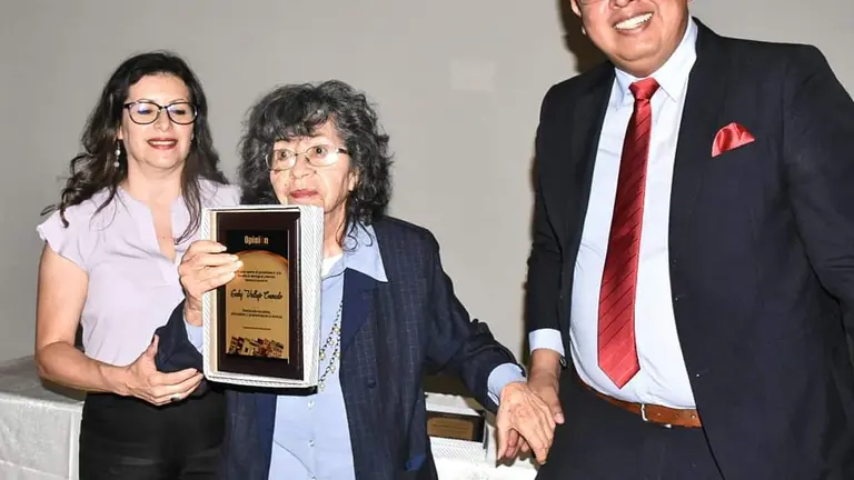 La escritora Gaby Vallejo (centro) recibe una placa de OPINI&Oacute;N por su aporte a la cultura. ARCHIVO