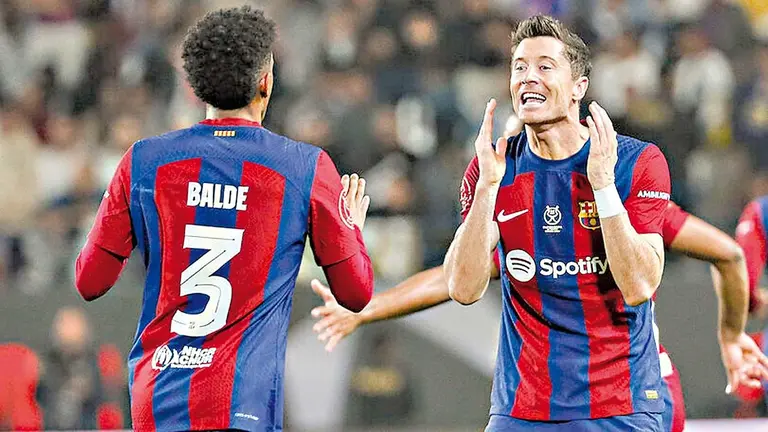 Lewandowski (d) y Baldé (i), durante un partido del FC Barcelona./ MARCA.COM