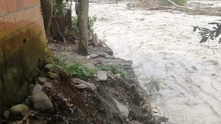 Reportan desborde de r&iacute;o al norte de La Paz, hay viviendas afectadas./ URGENTE.BO