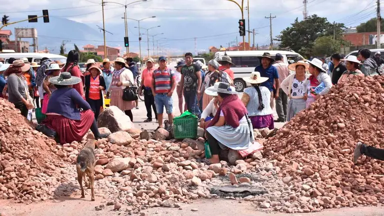 El bloqueo en Sipe Sipe inici&oacute; esta ma&ntilde;ana a la altura del puente Viloma. DICO SOL&Iacute;S