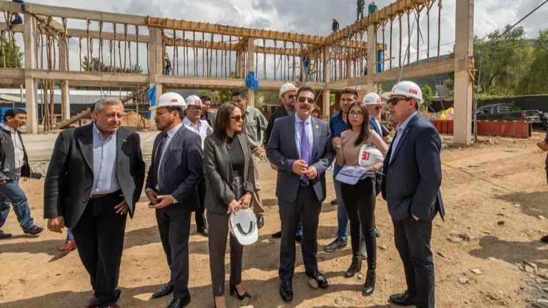 El alcalde Manfred Reyes Villa, durante una inspecci&oacute;n a la construcci&oacute;n del nuevo pabell&oacute;n en la FEXCO. ALCALD&Iacute;A DE COCHABAMBA