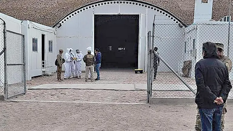 Investigadores colectan pruebas en el puesto militar La Queca en Oruro./ FISCAL&Iacute;A