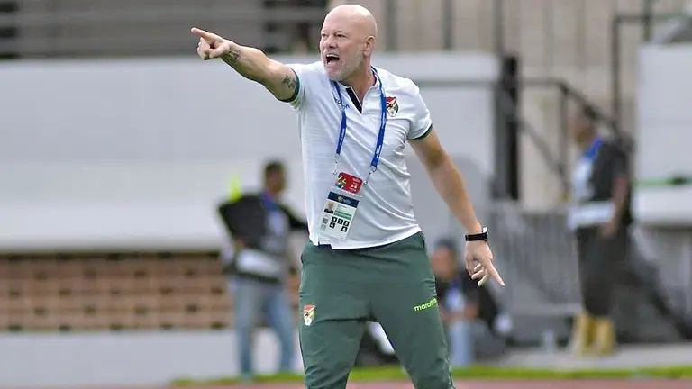 Carlos Zago, seleccionador de Bolivia, se expresa durante el duelo contra Brasil por el Preol&iacute;mpico./ FBF