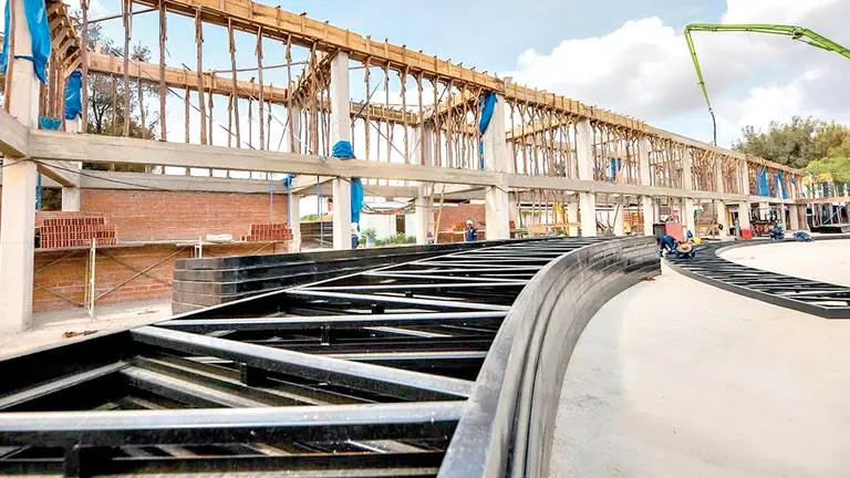 La estructura del nuevo pabell&oacute;n que se construye en el recinto de Alalay./ ALCALD&Iacute;A