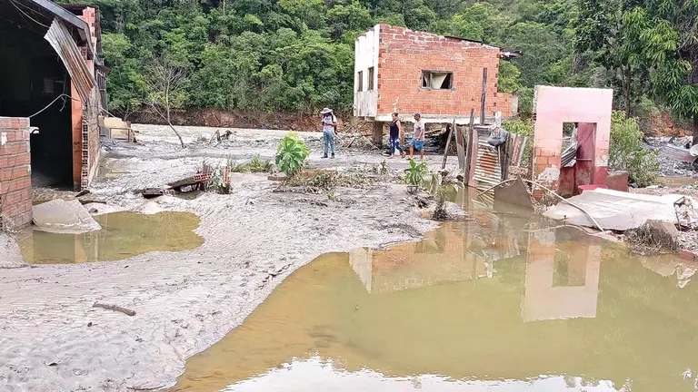 Viviendas afectadas en la comunidad Chima, aleda&ntilde;a al r&iacute;o Tipuani, en La Paz./ APG