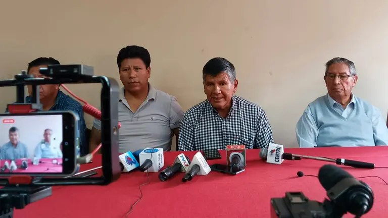 Jos&eacute; Orellana, representante del Transporte Federado junto a otros dirigentes de su gremio. NICOLE VARGAS