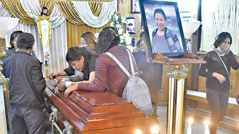 Las hijas de Hilda T., quien se convirti&oacute; en la segunda v&iacute;ctima de feminicidio en Cochabamba, lloran sobre el ata&uacute;d, despidi&eacute;ndose dolorosamente de su madre./ DICO SOL&Iacute;S