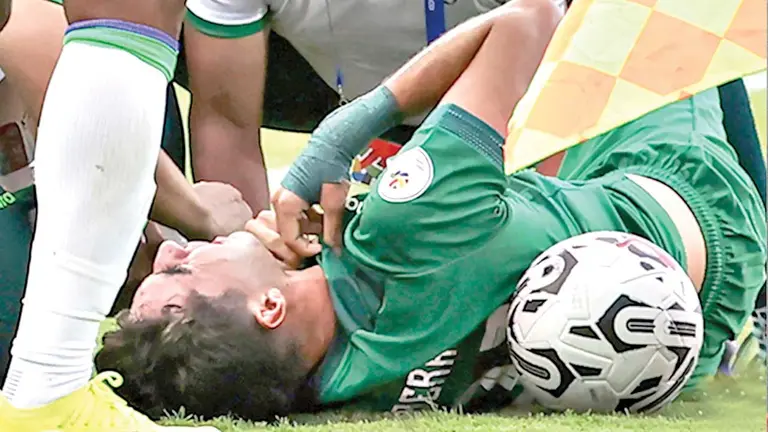 Momento exacto en que Ribera tuvo que salir contra Brasil por una lesión de gravedad./ CONMEBOL