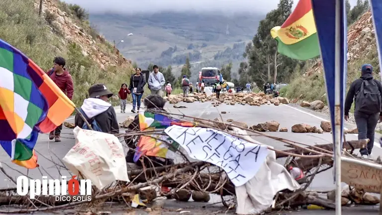 Campesinos seguidores de Evo Morales impiden el paso en el sector de Melga./ DICO SOLÍS