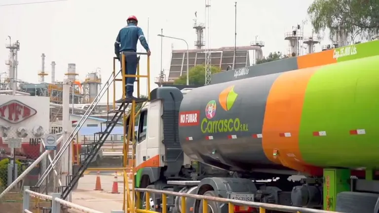 Un camión cisterna se abastece de combustible./ MINISTERIO DE HIDROCARBUROS