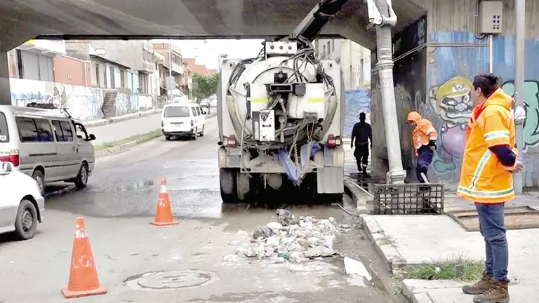 Basura extra&iacute;da de un desag&uuml;e de la avenida Ayacucho sur./ ALCALD&Iacute;A