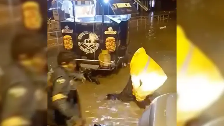 Momento en el cual el joven es rescatado por personal de la UGR de la Alcald&iacute;a de Cochabamba. RRSS