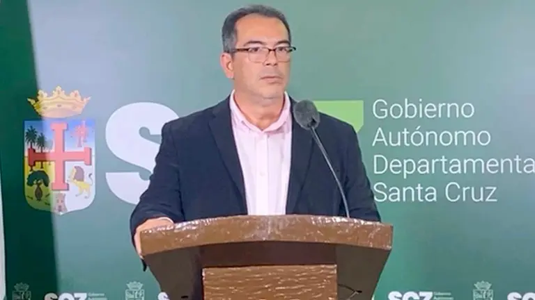 Mario Aguilera en su primera conferencia de prensa como Gobernador suplente de Santa Cruz./ CAPTURA VIDAEO