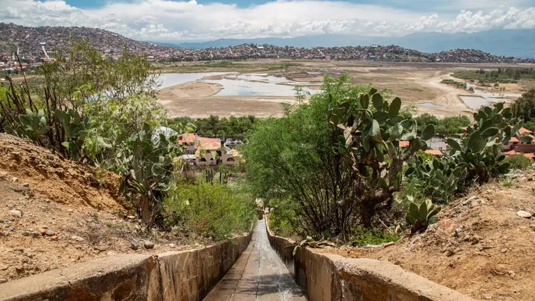El acceso de agua del canal de riego hacia la laguna Alalay. GOBERNACI&Oacute;N