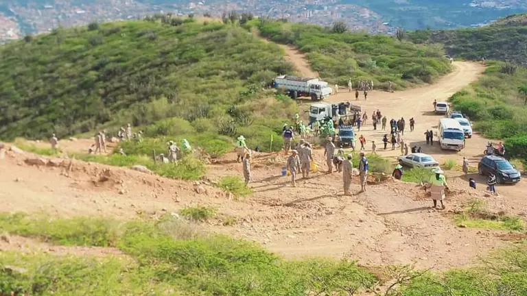 Instituciones se unen para crear el Bosque de la Amistad Cochala en el cerro San Pedro./ GOBERNACI&Oacute;N DE COCHABAMBA