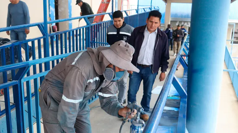 El alcalde de Sacaba, Pedro Guti&eacute;rrez, en una unidad educativa./ GAMS