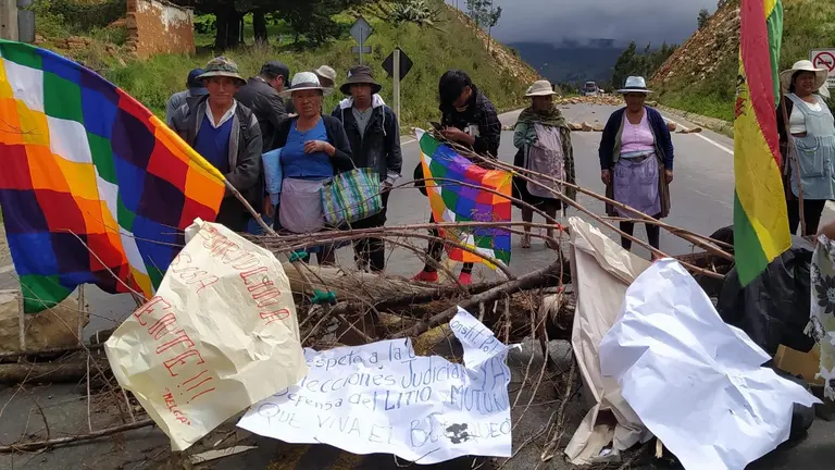 Punto de bloqueo instalado en Melga, ruta al oriente del pa&iacute;s. DICO SOL&Iacute;S