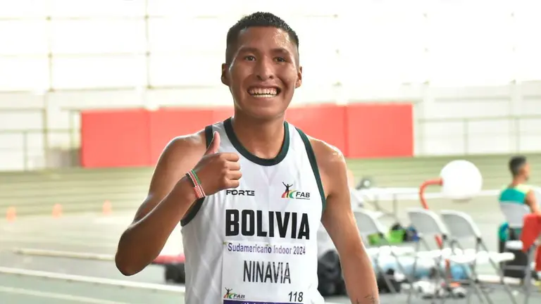 El atleta nacional David Ninavia, en el evento de ayer./ DICO SOL&Iacute;S