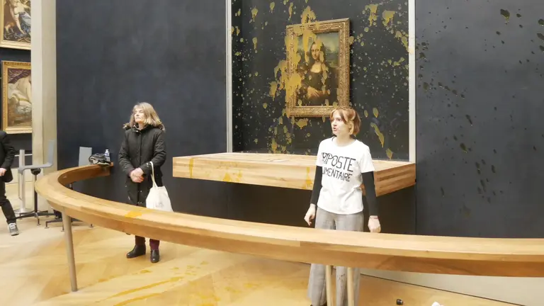 Una imagen de las activistas, tras echar sopa a la ic&oacute;nica pintura. RIPOSTE ALIMENTAIRE