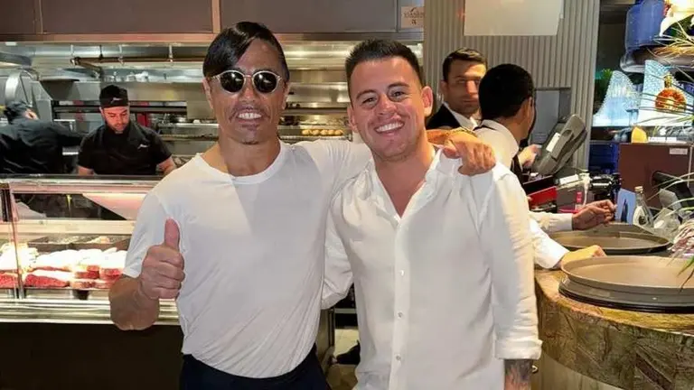 Henry Vaca junto al famoso chef Salt Bae. Instagram Henryvaca10