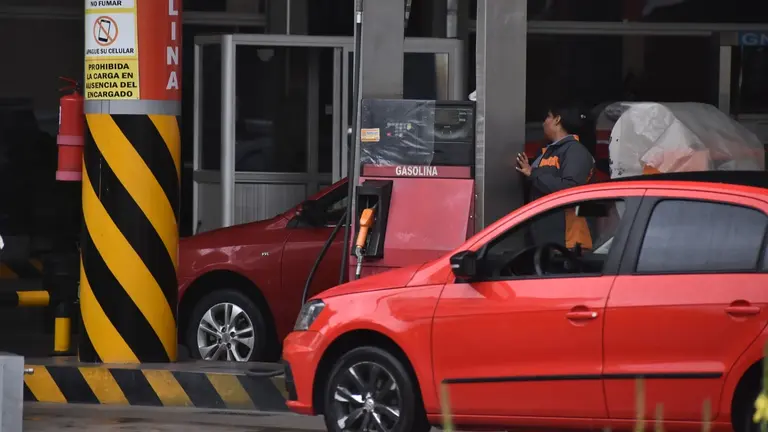 Un surtidor situado en Cochabamba, donde varios motorizados buscan combustible en medio de bloqueos. DICO SOL&Iacute;S