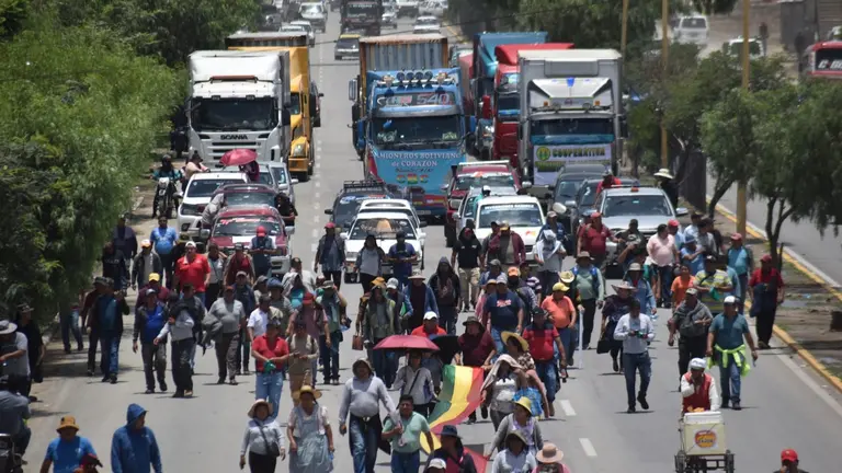 Camiones y choferes movilizados toman la avenida Blanco Galindo. NO&Eacute; PORTUGAL