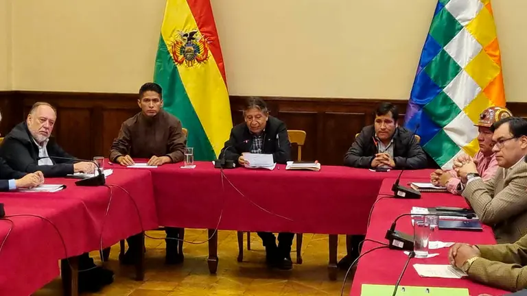 Choquehuanca leyendo las conclusiones tras la reuni&oacute;n de representantes de bancadas. ERBOL