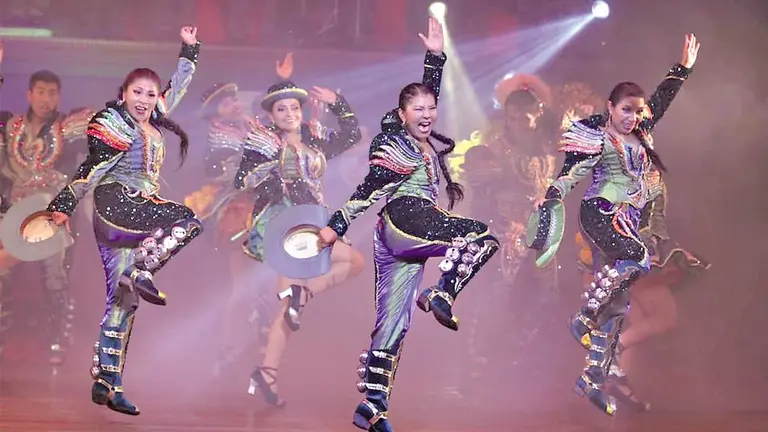 Bailarinas del Ballet Folcl&oacute;rico de La Paz, en escenario./  ALBERTO SCHWARTZVERG