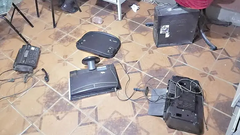 Destrozos en oficinas de Tr&aacute;nsito Quillacollo./ CORTES&Iacute;A