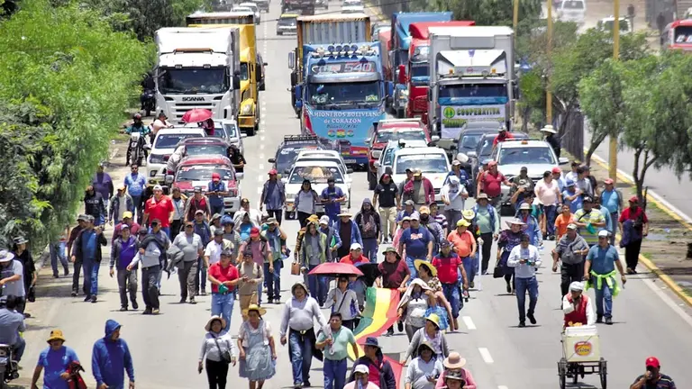 El transporte pesado realiz&oacute; una caravana de protesta en Cochabamba contra los bloqueos de los sectores &ldquo;evistas&rdquo;./ NO&Eacute; PORTUGAL
