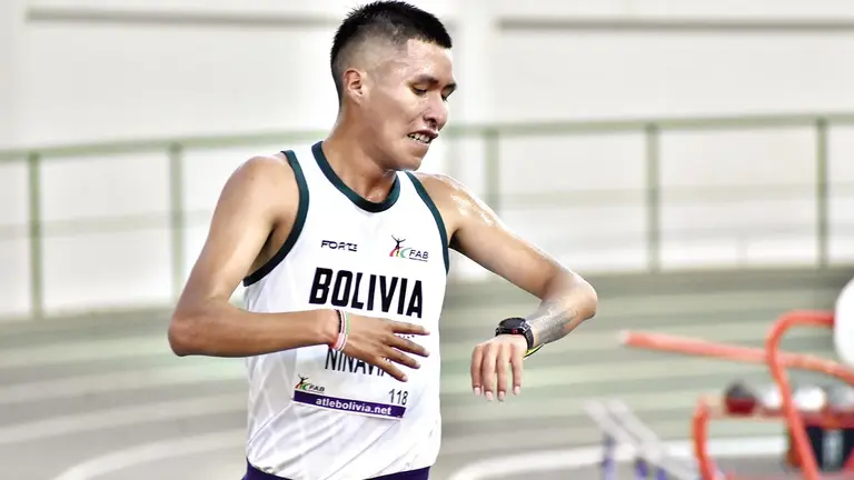 David Ninavia completa una prueba, durante el Sudamericano Indoor de Atletismo./ DICO SOL&Iacute;S